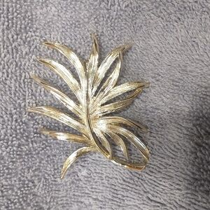 Vintage gold tone brooch